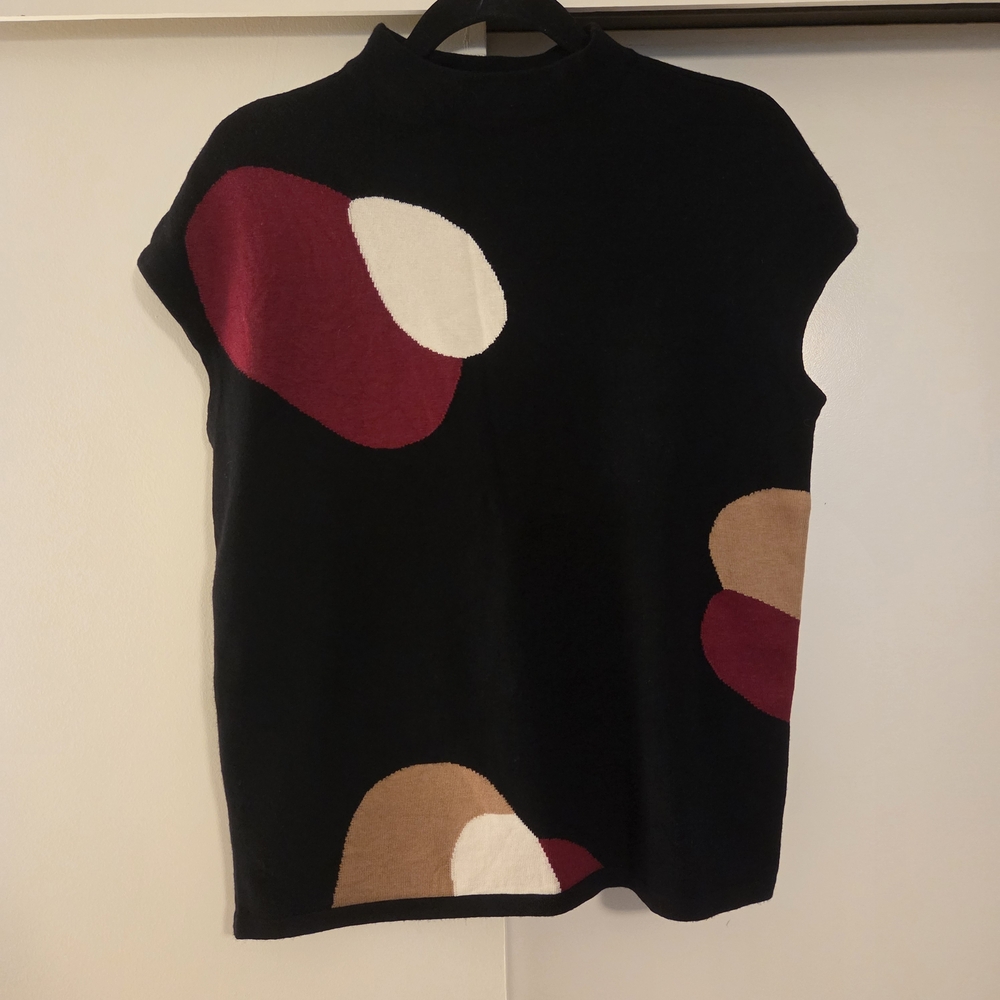 Chico's Black Sleeveless Top with Artistic Pattern